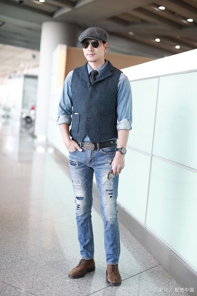 张亮现身机场,帅哥戴帽穿牛仔衬衫叠穿马甲补丁牛仔裤文艺范